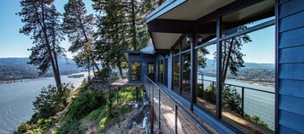 Eye On The Gorge - Perched On The Edge Of The Gorge, Private Hot Tub, A/C, Updated and Epic