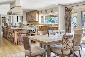 Dining - Luxury Villa: Pool, Hot Tub, Pickleball, Ping-Pong & Bocce. 10 min to downtown! (Paso Robles)