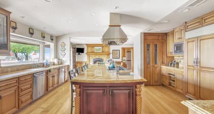 Luxury Paso Villa w/ pool, hot tub, ping pong & bocce ball - 10 min to downtown!