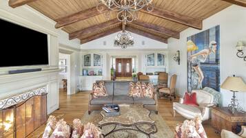 TV connectée, cheminée, table de tennis de table, chaßne hi-fi