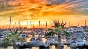 Una marina con barche ormeggiate sotto un cielo al tramonto.