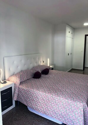 3 slaapkamers, een strijkplank/strijkijzer, gratis wifi, beddengoed