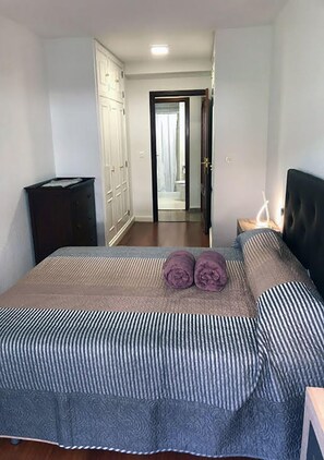 3 slaapkamers, een strijkplank/strijkijzer, gratis wifi, beddengoed