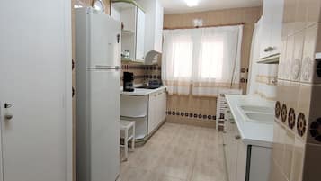 雪櫃、微波爐、焗爐、爐具