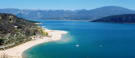 Una spiaggia nelle vicinanze