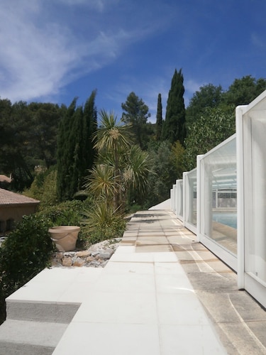 Belle propriété  sur les hauteurs avec piscine  prive couverte et découvert