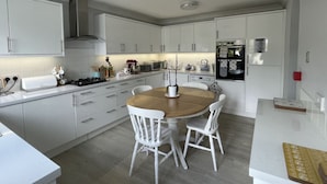 Căn hộ dành cho gia đình, phù hợp cho người khuyết tật (Flat 4-Luxury Family Flat) | Bếp riêng