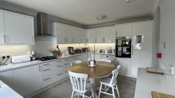 Family Apartment, Accessible, Ensuite (Flat 4-Luxury Family Flat) | Private kitchen