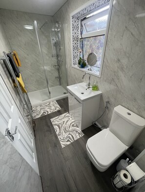 Family Apartment, Accessible, Ensuite (Flat 4-Luxury Family Flat) | Bathroom - Penhale Holiday Flats (Eastbourne)