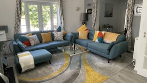 Căn hộ dành cho gia đình, phù hợp cho người khuyết tật (Flat 4-Luxury Family Flat) | Lounge