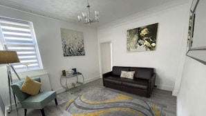 Căn hộ dành cho gia đình, phù hợp cho người khuyết tật (Flat 4-Luxury Family Flat) | Lounge