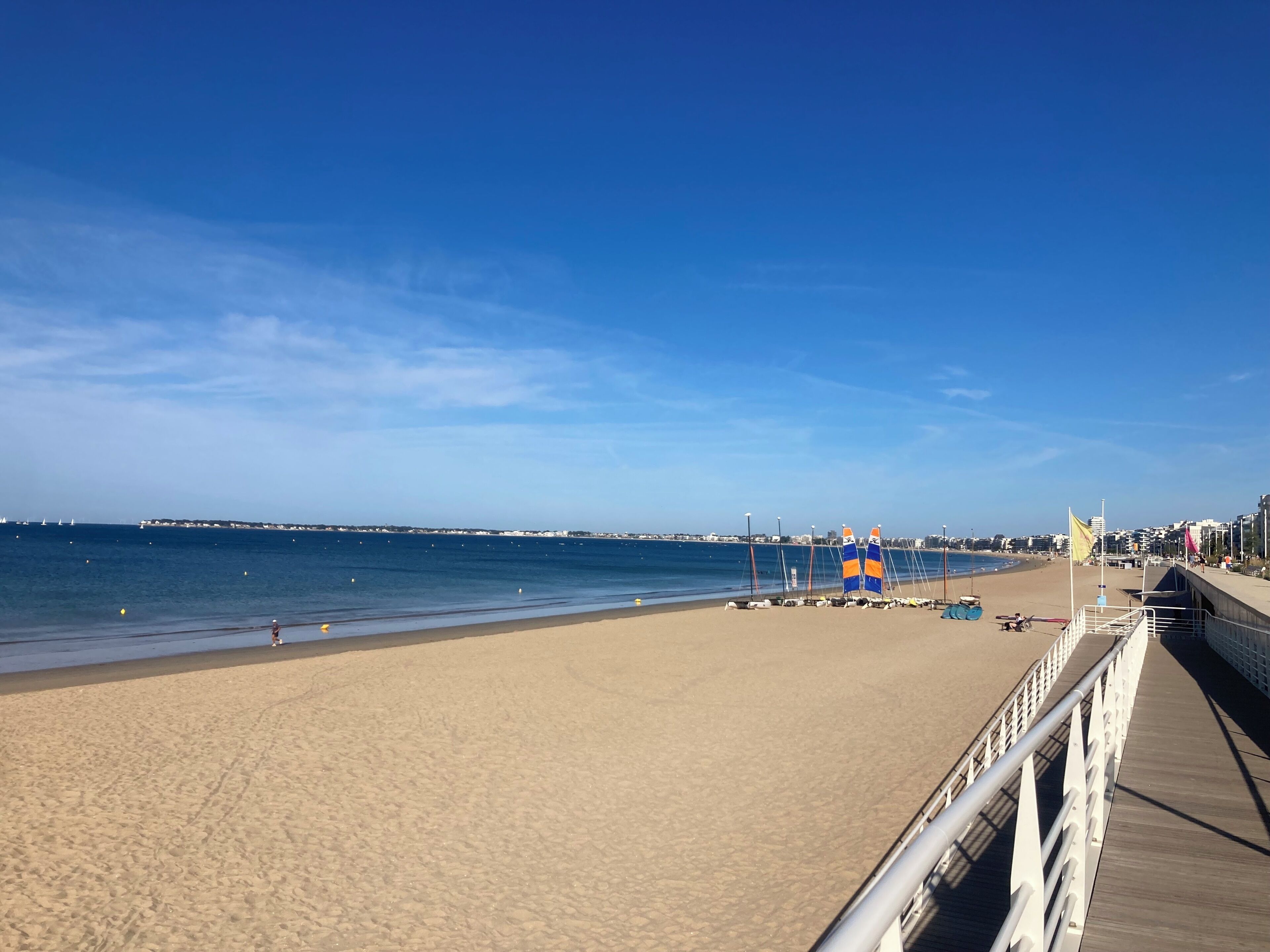 Plage, chaises longues