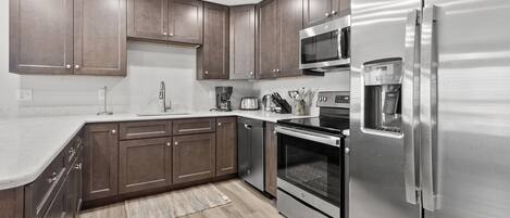 Kühlschrank, Mikrowelle, Ofen, Herdplatte