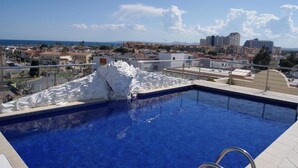 A rooftop pool with a view of the city and the sea. - BT Vent de Garbi (Castello d'Empuries)