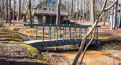 Enchanting Lake View chalet with ramp access