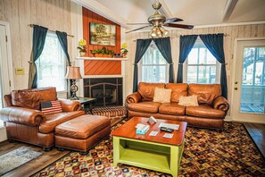 تلفزيون، مدفأة، كرة قدم الطاولة، تنس طاولة