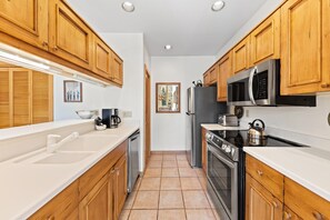 Frigorífico, horno, placa de cocina y cafetera o tetera