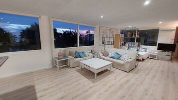 Een smart-tv, een open haard, een tafeltennistafel en boeken