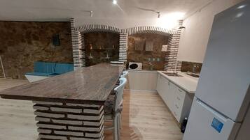 Réfrigérateur, micro-ondes, plaque de cuisson, cafetiÚre/bouilloire