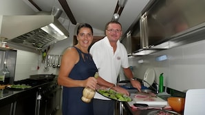 Una cocina moderna con electrodomésticos de acero inoxidable, un ventanal y vistas del horizonte urbano.