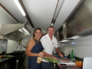 A modern kitchen with stainless steel appliances, a large window, and a view of the city skyline. - Agriturismo Le Due Ruote (Grosseto)