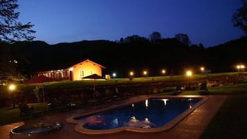 Kolam renang outdoor