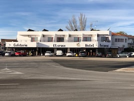 Un edificio de varios pisos con una cafetería en la planta baja, un hotel y un restaurante.