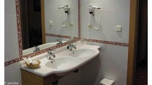 A bathroom with two sinks, a mirror, and a shower. - El Cruce (Manzanares)