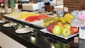 A buffet with various fruits and vegetables, including apples, bananas, and watermelon. - Villa de Sallent (Sallent de Gallego)