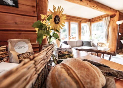 Hygge Log Home Downtown with Great Mountain Access