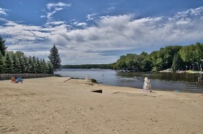 Beach nearby, sun-loungers, beach towels