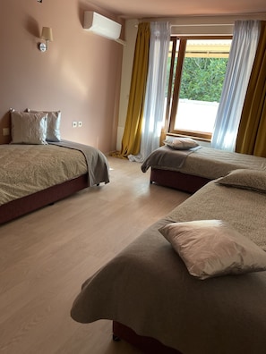 Familienzimmer | Betten mit Memory-Foam-Matratzen, laptopgeeigneter Arbeitsplatz