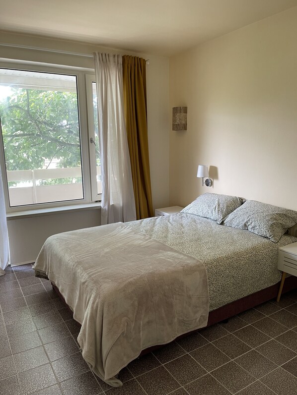 Comfort-Doppelzimmer | Betten mit Memory-Foam-Matratzen, laptopgeeigneter Arbeitsplatz