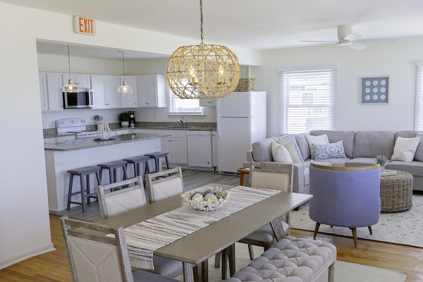 Dining area with seating for 6.