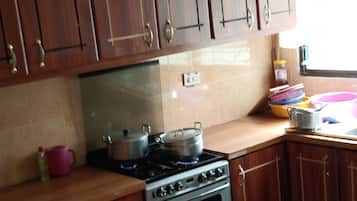 Full-sized fridge, microwave, oven, stovetop