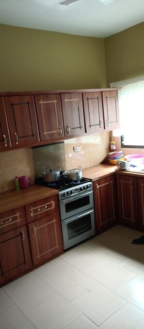 Grand réfrigérateur, micro-ondes, four, plaque de cuisson