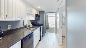 Private kitchen - Camelot By the Sea By Oceana Resorts (Myrtle Beach)