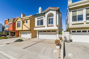 Exterior - STUNNING! Ocean Views!! Lux Remodeled Modern Beach House. +PELETON . (Oxnard)
