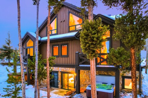 Majestic Mountain Home – Close to Main Street with Hot Tub, Balcony, Grill & Amazing Views