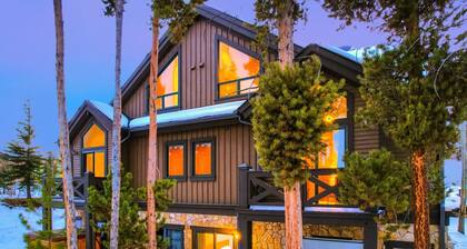 Majestic Mountain Home – Close to Main Street with Hot Tub, Balcony, Grill & Amazing Views