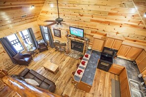 Een televisie en een open haard