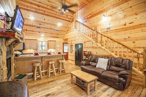 Een televisie en een open haard