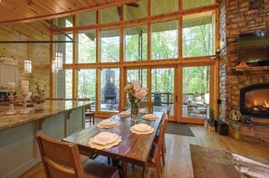 Dining - Family retreat secluded on several acres (Broken Bow)