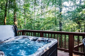 Outdoor spa tub - Green Mountain- Studio -Timber Creek Trails (Broken Bow)