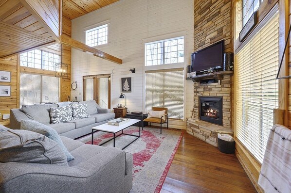 Smart TV, fireplace - Great outdoor space with upgraded sleeper sofa and extra bathroom for small kids (Broken Bow)