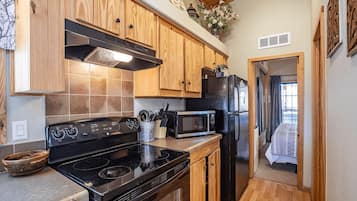 Coffee/tea maker, fridge, microwave, toaster