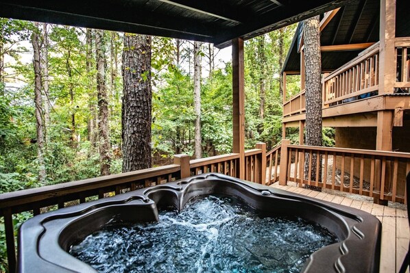 Outdoor spa tub - Short drive or ATV ride to several tourists attractions and restaurants (Broken Bow)