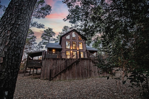 Two matching bedrooms with loft close to Restaurants and local attractions