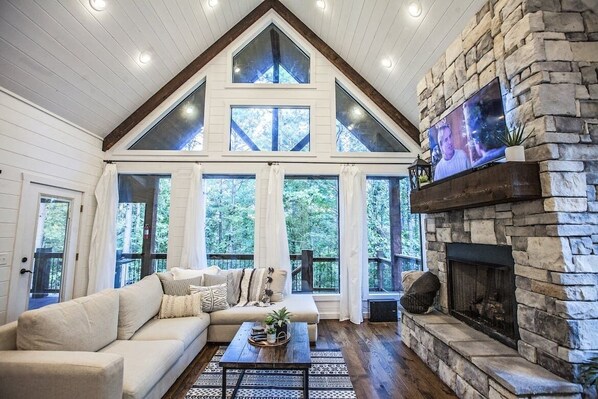 Smart TV, fireplace - Guest favorite in Timber Creek close to area attractions and restaurants (Broken Bow)