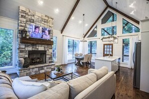 Smart TV, fireplace - Guest favorite in Timber Creek close to area attractions and restaurants (Broken Bow)